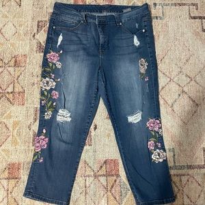 Loose fit embroidered capri